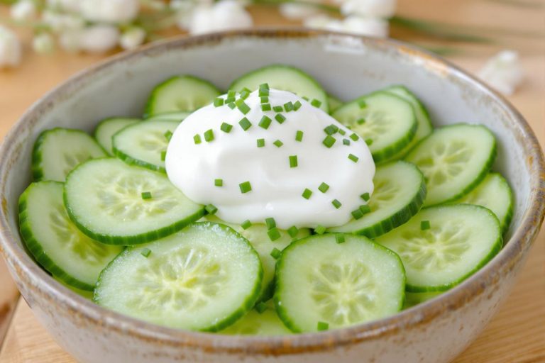 Je prépare cette salade de concombres à 3 ingrédients tout l'été, mon meilleur remède pour lutter contre la chaleur.jpg